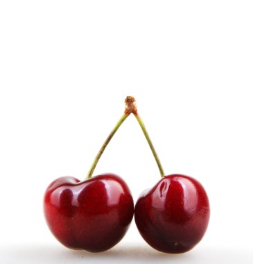 Beyaz arkaplanda kiraz izole