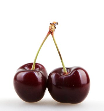 Beyaz arkaplanda kiraz izole