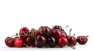 Beyaz arkaplanda kiraz izole