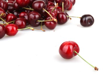 Beyaz arkaplanda kiraz izole