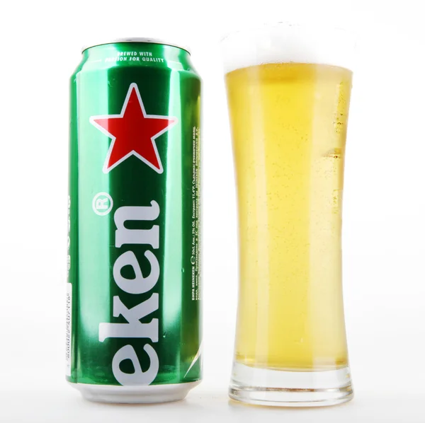 Beyaz izole Heineken bira bira. — Stok fotoğraf