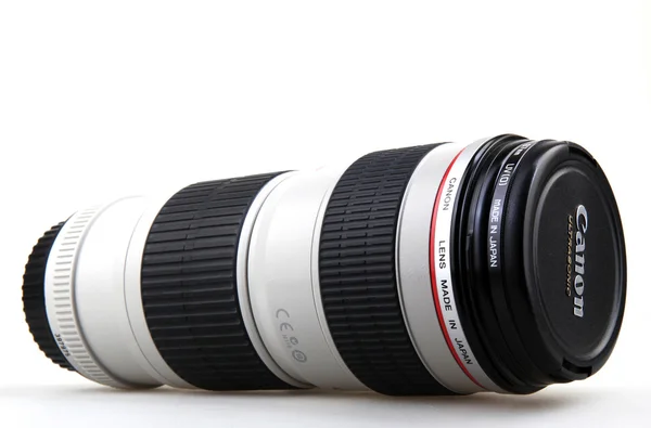 Objectif Canon EF 70-200mm f4L USM isolé sur blanc . — Photo