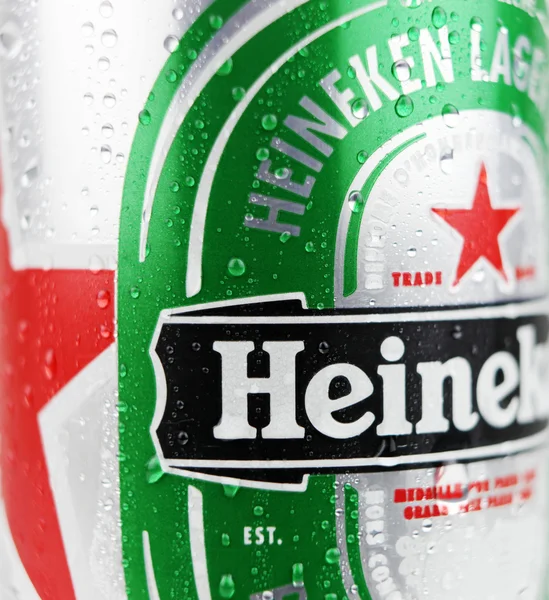 AYTOS, BULGARIA - 14 de julio de 2015 Heineken Antecedentes. Heineken International es una empresa cervecera holandesa fundada en 1864 por Gerard Adriaan Heineken en Ámsterdam. . —  Fotos de Stock