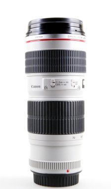 Aytos, Bulgaristan - 29 Temmuz 2015: Canon Ef 70-200mm f / 4l Usm objektif. Bir Japon çok uluslu şirket görüntüleme ve optik ürünleri imalatında uzmanlaşmış Canon Inc. olduğunu.