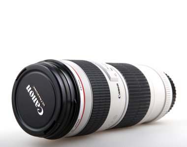 Aytos, Bulgaristan - 29 Temmuz 2015: Canon Ef 70-200mm f / 4l Usm objektif. Bir Japon çok uluslu şirket görüntüleme ve optik ürünleri imalatında uzmanlaşmış Canon Inc. olduğunu.