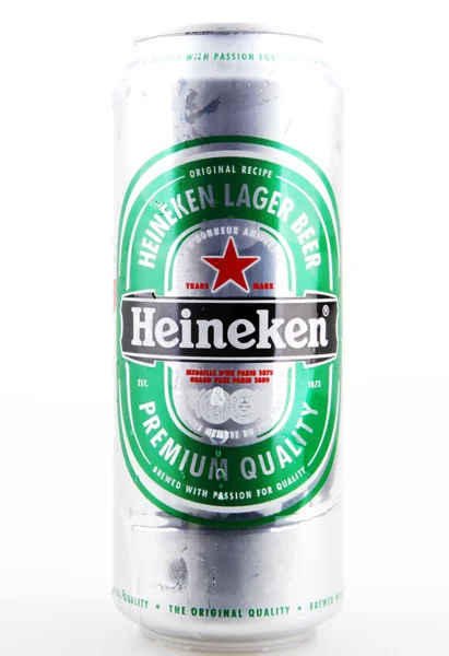 AYTOS, BULGÁRIA - JULHO 20, 2015: Cerveja Heineken Lager isolada sobre branco. Heineken International é uma empresa de cerveja holandesa, fundada em 1864 por Gerard Adriaan Heineken em Amsterdã . — Fotografia de Stock