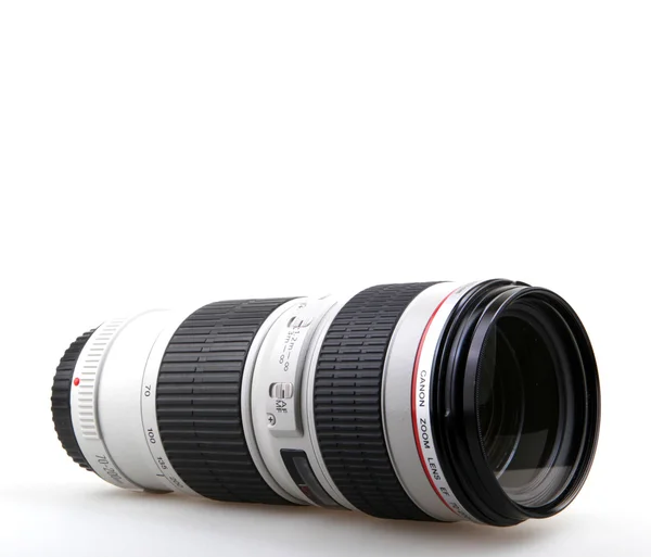 AYTOS, BULGARIA - 29 de julio de 2015: Canon EF 70-200mm f / 4L USM Lente. Canon Inc. es una multinacional japonesa especializada en la fabricación de imágenes y productos ópticos. . — Foto de Stock