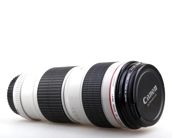 Aytos, Bulgaristan - 29 Temmuz 2015: Canon Ef 70-200mm f / 4l Usm objektif. Bir Japon çok uluslu şirket görüntüleme ve optik ürünleri imalatında uzmanlaşmış Canon Inc. olduğunu. — Stok fotoğraf