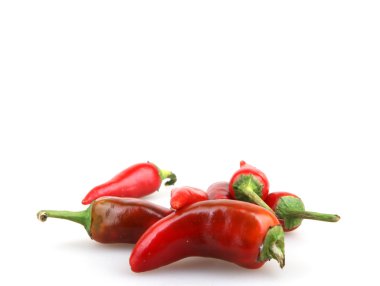 Beyaz arka planda kırmızı biber