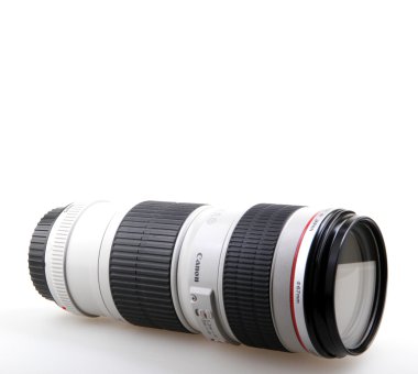 Aytos, Bulgaristan - 29 Temmuz 2015: Canon Ef 70-200mm f / 4l Usm objektif. Bir Japon çok uluslu şirket görüntüleme ve optik ürünleri imalatında uzmanlaşmış Canon Inc. olduğunu.