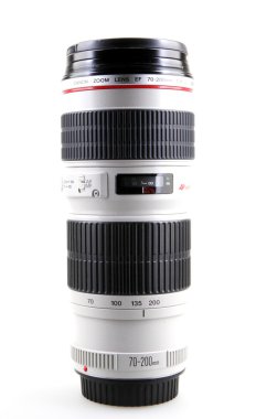 Aytos, Bulgaristan - 29 Temmuz 2015: Canon Ef 70-200mm f / 4l Usm objektif. Bir Japon çok uluslu şirket görüntüleme ve optik ürünleri imalatında uzmanlaşmış Canon Inc. olduğunu.