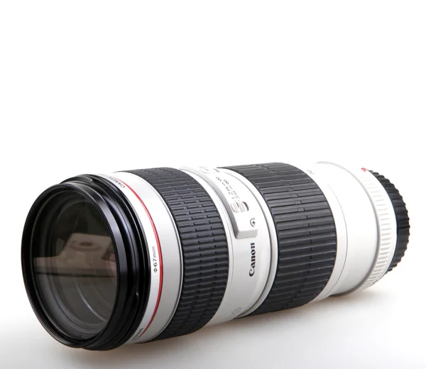 AYTOS, BULGARIA - 29 de julio de 2015: Canon EF 70-200mm f / 4L USM Lente. Canon Inc. es una multinacional japonesa especializada en la fabricación de imágenes y productos ópticos. . — Foto de Stock