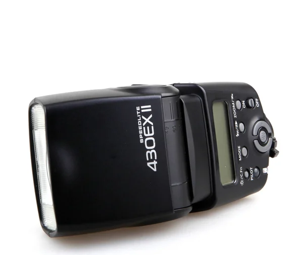AYTOS, BULGARIE - 29 JUILLET 2015 : Canon Speedlite 430EX II isolé sur blanc. Les Speedlite 430EX et Speedlite 430EX II sont des flashs externes fabriqués par Canon pour une utilisation avec leur gamme de caméras EOS . — Photo