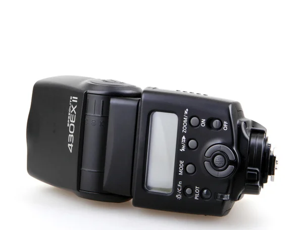 AYTOS, BULGARIA - 29 de julio de 2015: Canon Speedlite 430EX II aislado en blanco. Los Speedlite 430EX y Speedlite 430EX II son flashes externos fabricados por Canon para su uso con su línea de cámaras EOS . —  Fotos de Stock