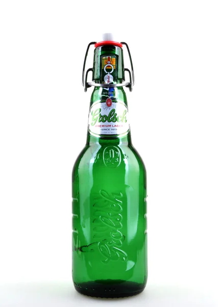 Aytos, Bulgaristan - 29 Temmuz 2015: Klasik şişe Grolsch Premium Lager beyaz izole bira. Grolsch Brewery, sade bir şekilde Grolsch bilinen Groenlo Willem Neerfeldt tarafından 1615 kurulmuş bir Hollandalı bira olduğunu. — Stok fotoğraf