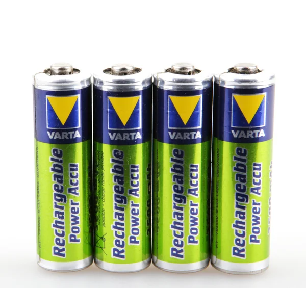 Aytos, Bulgária - 2015. július 29.: Varta akkumulátorok elszigetelt fehér. VARTA Ag egy német cég a globális autóipari, ipari és fogyasztói piacok akkumulátortelepek. — Stock Fotó