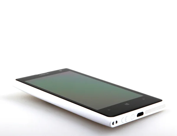 АЙТОС, БУЛЬГАРИЯ - 29 июля 2015 года: Nokia Lumia 1020 изолирована на белом. Nokia Lumia 1020 - смартфон, разработанный Nokia, впервые представленный 11 июля 2013 года на мероприятии Nokia в Нью-Йорке . — стоковое фото