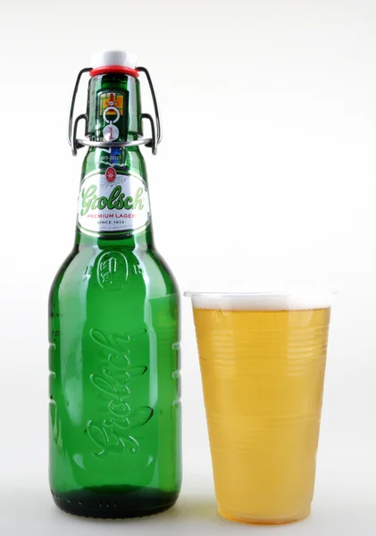 Aytos, Bulgaristan - 29 Temmuz 2015: Klasik şişe Grolsch Premium Lager beyaz izole bira. Grolsch Brewery, sade bir şekilde Grolsch bilinen Groenlo Willem Neerfeldt tarafından 1615 kurulmuş bir Hollandalı bira olduğunu. — Stok fotoğraf