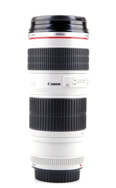 Aytos, Bulgaristan - 11 Ağustos 2015: Canon Ef 70-200mm f / 4l Usm objektif. Bir Japon çok uluslu şirket görüntüleme ve optik ürünleri imalatında uzmanlaşmış Canon Inc. olduğunu.
