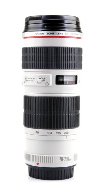 Aytos, Bulgaristan - 11 Ağustos 2015: Canon Ef 70-200mm f / 4l Usm objektif. Bir Japon çok uluslu şirket görüntüleme ve optik ürünleri imalatında uzmanlaşmış Canon Inc. olduğunu.