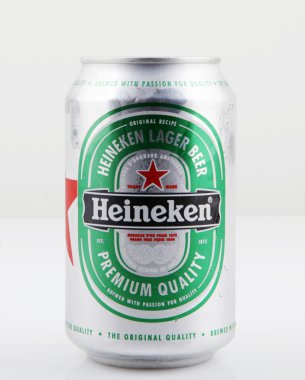 Aytos, Bulgaristan - 11 Ağustos 2015: Heineken bira bira üzerinde beyaz izole. Heineken International 1864 yılında Gerard Adriaan Heineken Amsterdam tarafından kurulan bir Hollandalı bira, şirketidir.