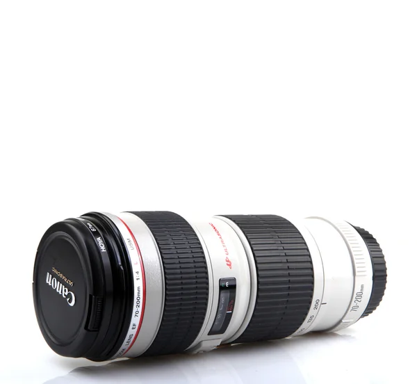 AYTOS, BULGARIA - 11 AGOSTO 2015: Canon EF 70-200mm f / 4L USM Lens. Canon Inc. è una multinazionale giapponese specializzata nella produzione di immagini e prodotti ottici . — Foto Stock