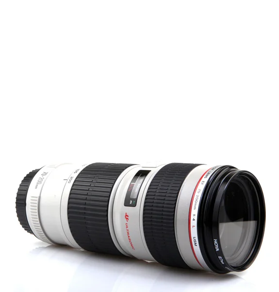 AYTOS, BULGARIA - 11 de agosto de 2015: Canon EF 70-200mm f / 4L USM Lente. Canon Inc. es una multinacional japonesa especializada en la fabricación de imágenes y productos ópticos. . — Foto de Stock