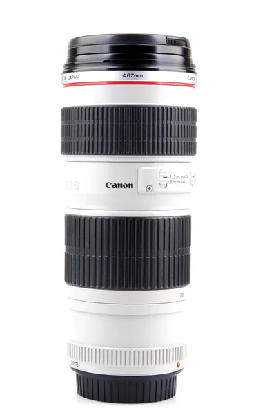 Aytos, Bulgária - augusztus 11, 2015-re: Canon Ef 70-200mm f / 4l Usm objektív. Canon Inc. egy japán multinacionális vállalat szakosodott elképzelhető és látási termékek gyártása. — Stock Fotó