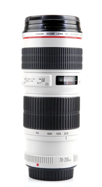 Aitos, Bulgarije - 11 augustus 2015: Canon Ef 70-200mm f / 4l Usm Lens. Canon Inc. is dat een Japanse multinationale onderneming gespecialiseerd in de vervaardiging van beeldvorming en optische producten. — Stockfoto