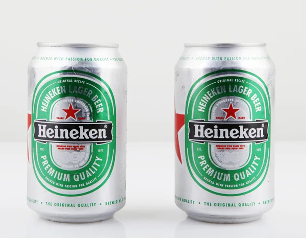 AYTOS, BULGARIA - 11 de agosto de 2015: Cerveza Heineken Lager aislada en blanco. Heineken International es una empresa cervecera holandesa fundada en 1864 por Gerard Adriaan Heineken en Ámsterdam. . —  Fotos de Stock