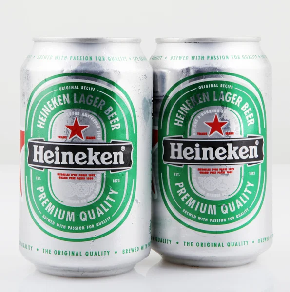 Aytos, Bulharsko - 11 srpna 2015: Heineken ležák izolované na bílém. Heineken International je holandský pivovarnictví společnost, založená v roce 1864 Gerard Adriaan Heineken v Amsterdamu. — Stock fotografie