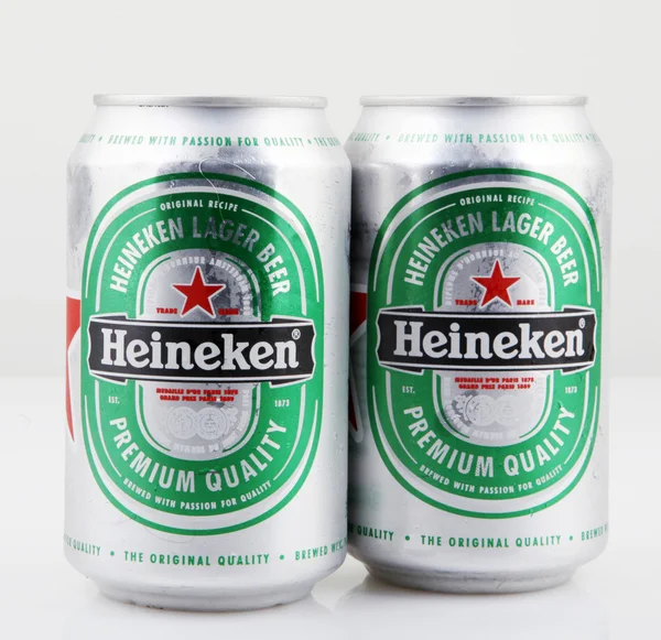 AYTOS, BULGARIA - 11 de agosto de 2015: Cerveza Heineken Lager aislada en blanco. Heineken International es una empresa cervecera holandesa fundada en 1864 por Gerard Adriaan Heineken en Ámsterdam. . —  Fotos de Stock