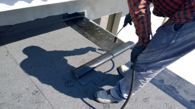 çatı ustası tarafından gaz Kalorifer meşale alevi erime için keçe rulo Çatı asfalt parçası hazırlama