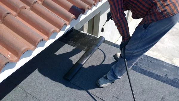 Dachdecker Bereitet Teil Der Bitumen Dachfilzrolle Für Das Schmelzen Durch — Stockfoto