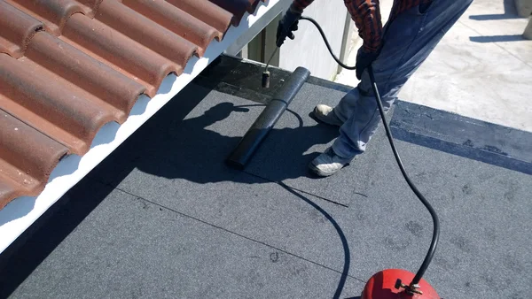 Roofer Preparing Part Bitumen Roofing Felt Roll Melting Gas Heater — Stock Photo, Image