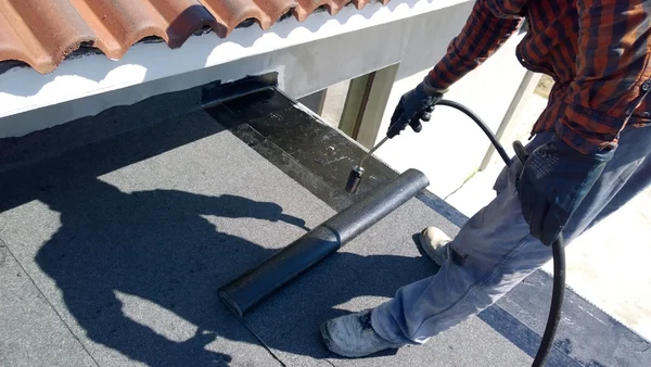 Dachdecker Bereitet Teil Der Bitumen Dachfilzrolle Für Das Schmelzen Durch — Stockfoto