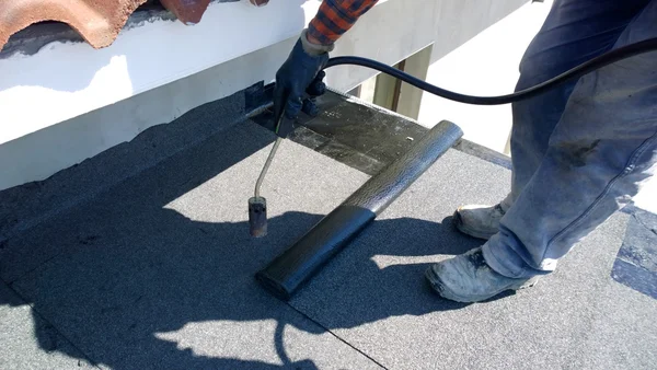 Roofer Preparando Parte Rolo Feltro Cobertura Betume Para Derreter Por — Fotografia de Stock