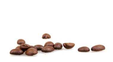 Kahve çekirdekleri beyaz üzerine izole