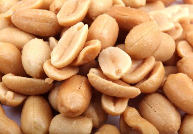 kızarmış, soyulmuş ve tuzlu fıstık yakın çekim.