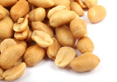 kızarmış, soyulmuş ve tuzlu fıstık yakın çekim.