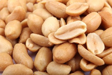 kızarmış, soyulmuş ve tuzlu fıstık yakın çekim.