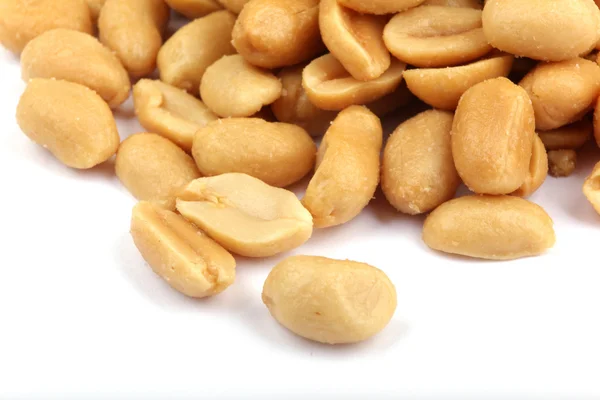Nahaufnahme von gebratenen, geschälten und gesalzenen Erdnüssen. — Stockfoto