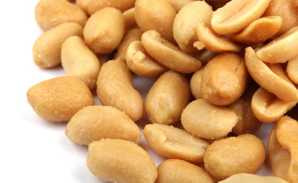 Nahaufnahme von gebratenen, geschälten und gesalzenen Erdnüssen. — Stockfoto