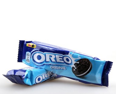 Aytos, Bulgaristan - 04 Ekim 2015: Oreo beyaz arka plan üzerinde izole. Oreo iki çikolata diskler arasında doldurma bir krem ile oluşan bir sandviç çerezidir.