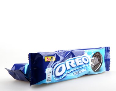 Aytos, Bulgaristan - 04 Ekim 2015: Oreo beyaz arka plan üzerinde izole. Oreo iki çikolata diskler arasında doldurma bir krem ile oluşan bir sandviç çerezidir.
