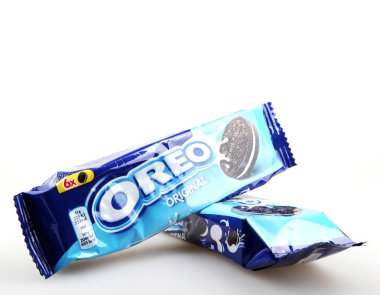 Aytos, Bulgaristan - 04 Ekim 2015: Oreo beyaz arka plan üzerinde izole. Oreo iki çikolata diskler arasında doldurma bir krem ile oluşan bir sandviç çerezidir.