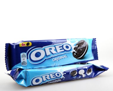 Aytos, Bulgaristan - 04 Ekim 2015: Oreo beyaz arka plan üzerinde izole. Oreo iki çikolata diskler arasında doldurma bir krem ile oluşan bir sandviç çerezidir.