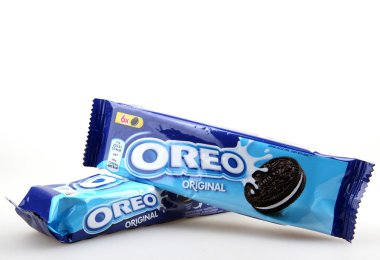 Aytos, Bulgaristan - 04 Ekim 2015: Oreo beyaz arka plan üzerinde izole. Oreo iki çikolata diskler arasında doldurma bir krem ile oluşan bir sandviç çerezidir.
