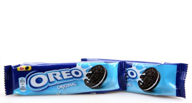 Aytos, Bulgaristan - 04 Ekim 2015: Oreo beyaz arka plan üzerinde izole. Oreo iki çikolata diskler arasında doldurma bir krem ile oluşan bir sandviç çerezidir.