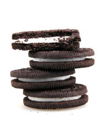 Aytos, Bulgaristan - 04 Ekim 2015: Oreo beyaz arka plan üzerinde izole. Oreo iki çikolata diskler arasında doldurma bir krem ile oluşan bir sandviç çerezidir.